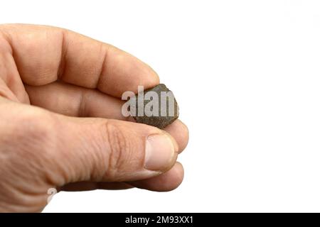 La mano maschile tiene un pezzo di hash di alta qualità. Estrazione medica di marijuana hash polline di cannabis hashish Foto Stock