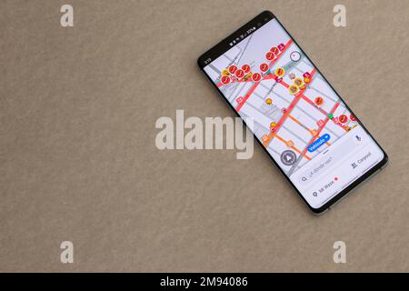 Messico, CDMX - 01 maggio 2022: WAZE sullo schermo del telefono cellulare che mostra il traffico pesante nella città. con spazio di copia. Foto Stock