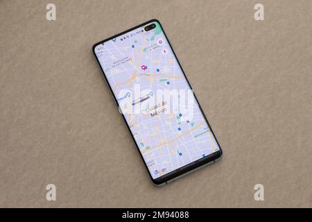 Messico, CDMX - 01 maggio 2022: Telefono cellulare con l'app Google Maps aperto nella posizione di Città del Messico e copia spazio. Foto Stock