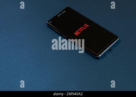 Messico, CDMX - 01 maggio 2022: Schermo del telefono delle cellule con il logo NETFLIX e spazio di copia. Foto Stock