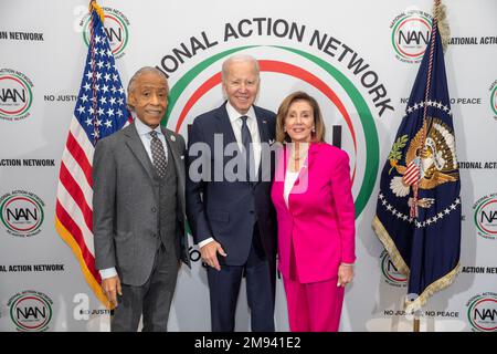 Washington, Stati Uniti d'America. 16th Jan, 2023. Washington, Stati Uniti d'America. 16 gennaio 2023. Il presidente degli Stati Uniti Joe Biden, al centro, si pone con il Rev. Al Sharpton, a sinistra, e l'ex relatore Nancy Pelosi durante la National Action Network annuale Martin Luther King Day colazione al Mayflower Hotel, 16 gennaio 2023 a Washington, DC Credit: Adam Schultz/White House Photo/Alamy Live News Foto Stock