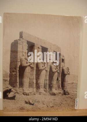 Ramesseum, Tebe (Vista del sud-est della seconda Corte) Antonio Beato (italiano e inglese, ca. 1825-ca.1903). Ramesseum, Tebe (Vista del sud-est della seconda Corte), fine 19th ° secolo. Fotografia in argento albume, immagine/foglio: 7 3/4 x 10 1/4 pollici (19,7 x 26 cm). Fotografia fine 19th ° secolo Foto Stock