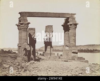 Chiosco a Qertasi (Vista dal sud del chiosco) Antonio Beato (italiano e inglese, ca. 1825-ca.1903). Chiosco a Qertasi (Vista dal sud del chiosco), fine 19th ° secolo. Fotografia in argento albume, immagine/foglio: 7 3/4 x 10 1/4 pollici (19,7 x 26 cm). Fotografia fine 19th ° secolo Foto Stock