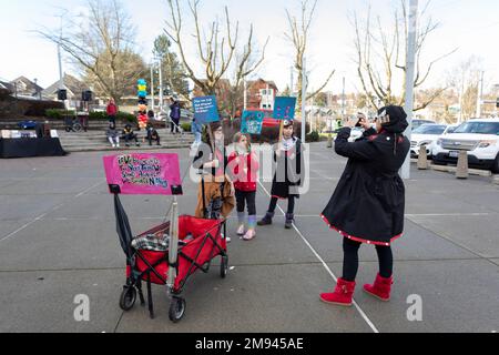 Seattle, Washington, Stati Uniti. 16th gennaio 2023. Georgie Lilgreen scatta una foto di nipote, Luna (a destra) e degli amici Trinity e Candice (a sinistra) in un rally alla Seattle's Garfield High School in celebrazione della vita e del lavoro di Martin Luther King Jr. Quest'anno segna il Seattle MLK Jr. Organizzazione del 40th° anno di Coalition in onore dell'eredità del Dr. Kings. Credit: Paul Christian Gordon/Alamy Live News Foto Stock