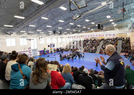 Seattle, Washington, Stati Uniti. 16th gennaio 2023. I partecipanti si rallegrano dopo un riconoscimento della terra da parte di Ken Workman, membro della tribù Duwamish e bisnonno di 5th generazione del Capo Seattle, in un raduno alla Garfield High School di Seattle in celebrazione della vita e del lavoro di Martin Luther King Jr. Quest'anno segna il Seattle MLK Jr. Organizzazione del 40th° anno di Coalition in onore dell'eredità del Dr. Kings. Credit: Paul Christian Gordon/Alamy Live News Foto Stock