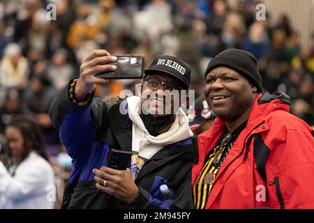 Seattle, Washington, Stati Uniti. 16th gennaio 2023. Il pastore Tony Brooks Sr. (A sinistra) prende un selfie con il ministro Tyrone Kenney in un rally alla Seattle's Garfield High School in celebrazione della vita e del lavoro di Martin Luther King Jr. Quest'anno segna il Seattle MLK Jr. Organizzazione del 40th° anno di Coalition in onore dell'eredità del Dr. Kings. Credit: Paul Christian Gordon/Alamy Live News Foto Stock