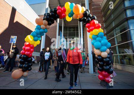 Seattle, Washington, Stati Uniti. 16th gennaio 2023. I partecipanti si preparano per un rally alla Garfield High School di Seattle per celebrare la vita e il lavoro di Martin Luther King Jr. Quest'anno segna il Seattle MLK Jr. Organizzazione del 40th° anno di Coalition in onore dell'eredità del Dr. Kings. Credit: Paul Christian Gordon/Alamy Live News Foto Stock