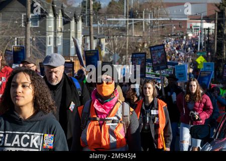 Seattle, Washington, Stati Uniti. 16th gennaio 2023. Centinaia di persone marciano attraverso il quartiere centrale di Seattle per celebrare la vita e l'opera di Martin Luther King Jr Quest'anno segna il Seattle MLK Jr. Organizzazione del 40th° anno di Coalition in onore dell'eredità del Dr. Kings. Credit: Paul Christian Gordon/Alamy Live News Foto Stock