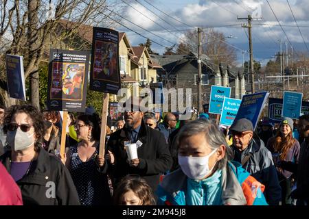 Seattle, Washington, Stati Uniti. 16th gennaio 2023. Centinaia di persone marciano attraverso il quartiere centrale di Seattle per celebrare la vita e l'opera di Martin Luther King Jr Quest'anno segna il Seattle MLK Jr. Organizzazione del 40th° anno di Coalition in onore dell'eredità del Dr. Kings. Credit: Paul Christian Gordon/Alamy Live News Foto Stock