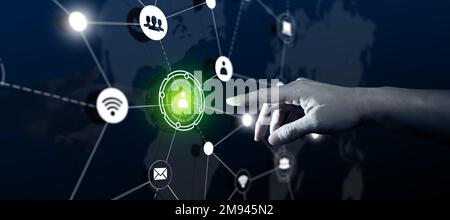 L'uomo d'affari tocca la struttura di rete sullo schermo Hologram con lo sfondo della mappa World. Struttura di rete e concetto multimediale. Foto Stock