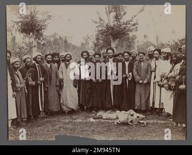 Un gruppo di uomini religiosi in garb religioso tenendo un pezzo di calligrafia, una delle 274 fotografie d'epoca, fine 19th-inizio 20th ° secolo. Carta per stampa in argento gelatina, 6 7/16 x 9 7/16 pollici (16,4 x 23,9 cm). Arte del mondo islamico fine 19th-inizio 20th ° secolo Foto Stock