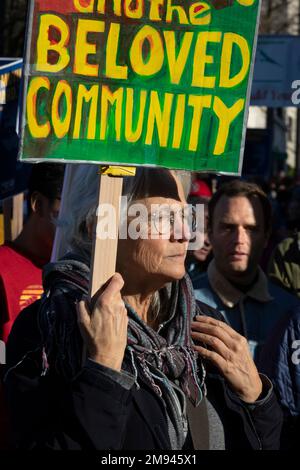 Seattle, Washington, Stati Uniti. 16th gennaio 2023. Centinaia di persone marciano attraverso il quartiere centrale di Seattle per celebrare la vita e l'opera di Martin Luther King Jr Quest'anno segna il Seattle MLK Jr. Organizzazione del 40th° anno di Coalition in onore dell'eredità del Dr. Kings. Credit: Paul Christian Gordon/Alamy Live News Foto Stock