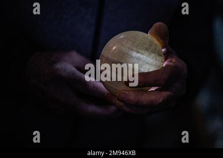 Palestinese Ramadan, raccoglie 'ricchezza' di pietre e rocce archeologiche a Gaza. Il Palestinese Ramadan Ahmed ama tuffarsi nelle profondità delle antiche civiltà nel suo piccolo museo nella sua casa a Khan Yunis, a sud della striscia di Gaza, dove ama acquistare un gruppo di preziosi manufatti, tra cui la pietra dell'agata yemenita, la pietra sijil menzionata nel Santo Corano, Pietre cristalline e trasparenti, la famosa pietra per impronte digitali e la pietra lunare meteorite, uno dei tipi più rari al mondo, pietre dipinte con forme strane risalenti all'antichità. Foto Stock