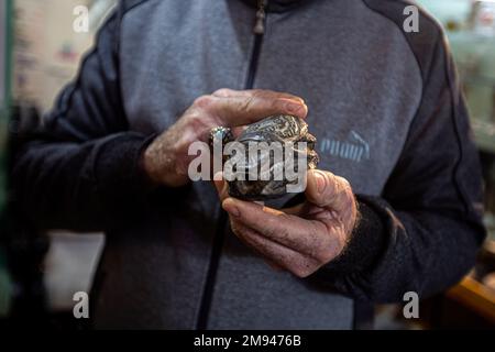 Palestinese Ramadan, raccoglie 'ricchezza' di pietre e rocce archeologiche a Gaza. Il Palestinese Ramadan Ahmed ama tuffarsi nelle profondità delle antiche civiltà nel suo piccolo museo nella sua casa a Khan Yunis, a sud della striscia di Gaza, dove ama acquistare un gruppo di preziosi manufatti, tra cui la pietra dell'agata yemenita, la pietra sijil menzionata nel Santo Corano, Pietre cristalline e trasparenti, la famosa pietra per impronte digitali e la pietra lunare meteorite, uno dei tipi più rari al mondo, pietre dipinte con forme strane risalenti all'antichità. (Foto di Yousef Masou Foto Stock