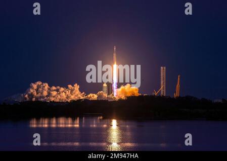Cape Canaveral, Stati Uniti d'America. 15 gennaio 2023. Un razzo SpaceX Falcon Heavy che trasporta il carico utile USSF-67 per gli Stati Uniti La forza spaziale parte dal Lunch Pad 39A presso la Cape Canaveral Space Force Station, 15 gennaio 2023 a Cape Canaveral, Florida. Il razzo senza equipaggio sta trasportando i payload multipli di comunicazione per la forza di spazio. Credit: Joshua conti/USSF/Alamy Live News Foto Stock
