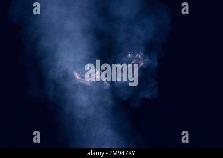 Cape Canaveral, Stati Uniti d'America. 15 gennaio 2023. Un razzo SpaceX Falcon Heavy che trasporta il carico utile USSF-67 per gli Stati Uniti La forza spaziale crea una nebulosa di bruciatura boostback mentre si fa baffare nel cielo notturno dal Lunch Pad 39A alla Cape Canaveral Space Force Station, 15 gennaio 2023 a Cape Canaveral, Florida. Il razzo senza equipaggio sta trasportando i payload multipli di comunicazione per la forza di spazio. Credit: Joshua conti/USSF/Alamy Live News Foto Stock