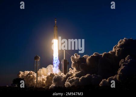 Cape Canaveral, Stati Uniti d'America. 15 gennaio 2023. Un razzo SpaceX Falcon Heavy che trasporta il carico utile USSF-67 per gli Stati Uniti La forza spaziale parte dal Lunch Pad 39A presso la Cape Canaveral Space Force Station, 15 gennaio 2023 a Cape Canaveral, Florida. Il razzo senza equipaggio sta trasportando i payload multipli di comunicazione per la forza di spazio. Credit: Joshua conti/USSF/Alamy Live News Foto Stock