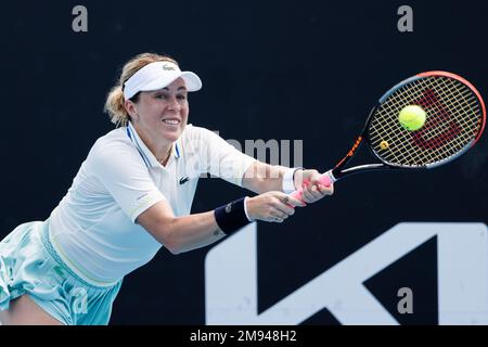 Melbourne, Australia. 17th Jan, 2023. Anastasia PAVLYUCHENKOVA in azione contro Camila GIORGI d'Italia nella partita delle Donne Singles il giorno 2 dell'Australian Open 2023 sulla Rod Laver Arena, a Melbourne, Australia. Sydney Low/Cal Sport Media. Credit: csm/Alamy Live News Foto Stock