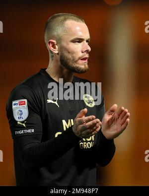 Burslem, Regno Unito. 16th Jan, 2023. Joe Ward di Peterborough United applaude i sostenitori dopo la partita della Sky Bet League 1 Port vale vs Peterborough a vale Park, Burslem, Regno Unito, 16th gennaio 2023 (Photo by Nick Browning/News Images) a Burslem, Regno Unito il 1/16/2023. (Foto di Nick Browning/News Images/Sipa USA) Credit: Sipa USA/Alamy Live News Foto Stock