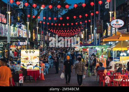 10 gennaio 2023: Jalan Alor food Street a kuala lumpur, malesia, era una volta conosciuto come un quartiere a luci rosse e i resti di queste attività ancora esis Foto Stock