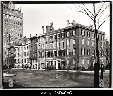 Quarantesima strada tra la Quinta e la Sesta Avenue Berenice Abbott (americano, 1898-1991). Quarantesima strada tra la Quinta e la Sesta Avenue, 8 settembre 1938. Fotografia in argento gelatina, foglio: 7 7/8 x 9 7/8 pollici (20 x 25,1 cm). Fotografia 8 settembre 1938 Foto Stock