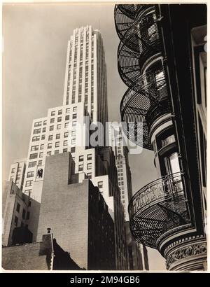 Facciata Alwyn Court Berenice Abbott (americano, 1898-1991). Facciata Alwyn Court, 10 agosto 1938. Fotografia in argento gelatina, foglio: 9 1/2 x 7 1/2 pollici (24,1 x 19,1 cm). Fotografia 10 agosto 1938 Foto Stock