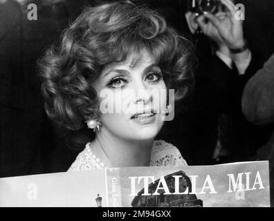 Gina Lollobrigida promuove il suo libro fotografico 'Italia mia' 1973. Credit: PictureLux/The Hollywood Archive/Alamy Live News Foto Stock