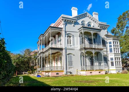 NEW ORLEANS, LA, USA - 15 GENNAIO 2023: Vista completa della storica Carroll-Crawford House al 1315 di First Street nel Garden District Foto Stock