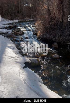 La neve sciogliente alimenta Deep Creek, nelle Montagne Rocciose del Colorado vicino a Dotsero. Foto Stock