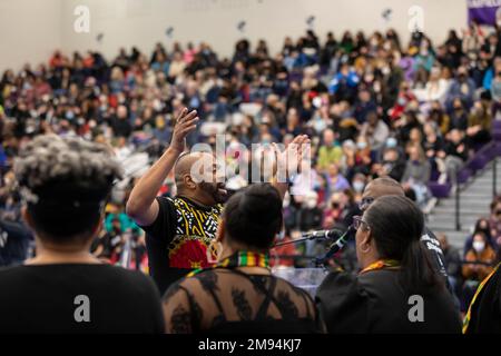 Seattle, Washington, Stati Uniti. 16th gennaio 2023. I membri del NAAM (Northwest African American Museum) African American Cultural Ensemble si esibiscono in un rally alla Garfield High School di Seattle per celebrare la vita e il lavoro di Martin Luther King Jr. Quest'anno segna il Seattle MLK Jr. Organizzazione del 40th° anno di Coalition in onore dell'eredità del Dr. Kings. Credit: Paul Christian Gordon/Alamy Live News Foto Stock