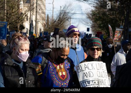 Seattle, Washington, Stati Uniti. 16th gennaio 2023. Centinaia di persone marciano attraverso il quartiere centrale di Seattle per celebrare la vita e l'opera di Martin Luther King Jr Quest'anno segna il Seattle MLK Jr. Organizzazione del 40th° anno di Coalition in onore dell'eredità del Dr. Kings. Credit: Paul Christian Gordon/Alamy Live News Foto Stock