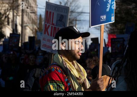 Seattle, Washington, Stati Uniti. 16th gennaio 2023. Centinaia di persone marciano attraverso il quartiere centrale di Seattle per celebrare la vita e l'opera di Martin Luther King Jr Quest'anno segna il Seattle MLK Jr. Organizzazione del 40th° anno di Coalition in onore dell'eredità del Dr. Kings. Credit: Paul Christian Gordon/Alamy Live News Foto Stock