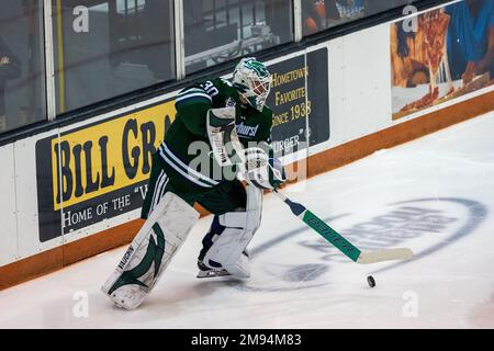 13 gennaio 2023: Il portiere Mercyhurst Lakers Tyler Harmon (30) gioca il disco nel primo periodo contro le Tigri RIT. Il Rochester Institute of Technology Tigers ha ospitato i Mercyhurst University Lakers in una conferenza atlantica della NCAA Division 1 al gene Polisseni Center di Rochester, New York. (Jonathan Tenca/CSM) Foto Stock