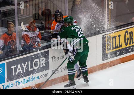 13 gennaio 2023: Joseph Maziarz, difensore di Mercyhurst Lakers (25), ha colpito i Tigers RIT, in avanti Simon Isabelle (12) nel primo periodo. Il Rochester Institute of Technology Tigers ha ospitato i Mercyhurst University Lakers in una conferenza atlantica della NCAA Division 1 al gene Polisseni Center di Rochester, New York. (Jonathan Tenca/CSM) Foto Stock