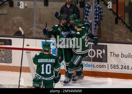 13 gennaio 2023: I giocatori Mercyhurst Lakers festeggiano dopo aver segnato un gol nel primo periodo contro le Tigri RIT. Il Rochester Institute of Technology Tigers ha ospitato i Mercyhurst University Lakers in una conferenza atlantica della NCAA Division 1 al gene Polisseni Center di Rochester, New York. (Jonathan Tenca/CSM) Foto Stock