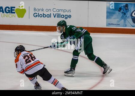 13 gennaio 2023: Il difensore di Mercyhurst Lakers Dustin Geregach (12) compie un colpo nel secondo periodo contro le Tigri RIT. Il Rochester Institute of Technology Tigers ha ospitato i Mercyhurst University Lakers in una conferenza atlantica della NCAA Division 1 al gene Polisseni Center di Rochester, New York. (Jonathan Tenca/CSM) Foto Stock