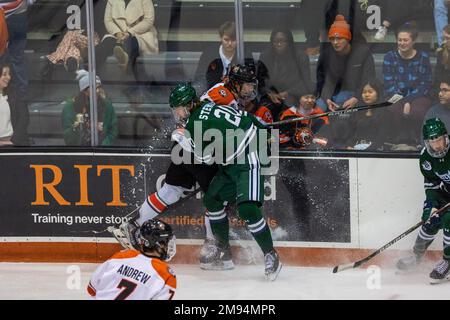 13 gennaio 2023: Mercyhurst Lakers avanti Keenan Stewart (20) lancia un colpo nel secondo periodo contro le Tigri RIT. Il Rochester Institute of Technology Tigers ha ospitato i Mercyhurst University Lakers in una conferenza atlantica della NCAA Division 1 al gene Polisseni Center di Rochester, New York. (Jonathan Tenca/CSM) Foto Stock