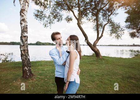 giovane innamorato che abbraccia la sua amata donna. Foto Stock