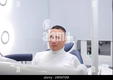 Ottico maschile che controlla la visione del paziente presso la clinica oculistica. Visita medica. Foto di alta qualità Foto Stock