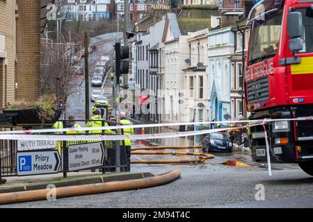 Pompando fuori l'acqua di alluvione dalla terrazza sud di Hastings e dal prato del Priorato dopo le precipitazioni notturne eccezionalmente pesanti, 2023 gennaio, Sussex orientale, Regno Unito Foto Stock