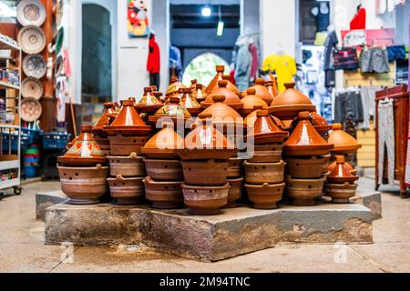 Piatto taginino fatto a mano venduto su strada di Fez, Marocco, Nord Africa Foto Stock