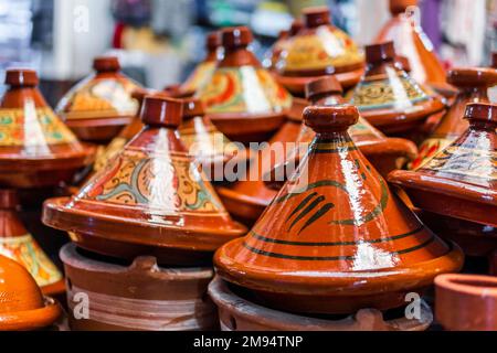 Piatto taginino fatto a mano venduto su strada di Fez, Marocco, Nord Africa Foto Stock