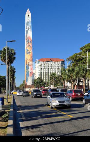 Obelisco dipinto sul Malecon, Santo Domingo, Repubblica Dominicana, Caraibi, America Centrale Foto Stock