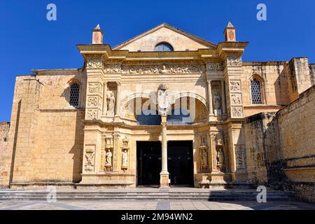 Ingresso principale della Basilica Cattedrale di Santa Maria la Menor, 1512, patrimonio dell'umanità dell'UNESCO, zona coloniale, Santo Domingo, Repubblica Dominicana Foto Stock