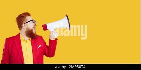 Uomo divertente con megaphone che fa annuncio forte sullo sfondo giallo dello spazio della copia Foto Stock