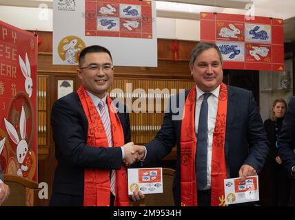 (230117) -- BUDAPEST, 17 gennaio 2023 (Xinhua) -- Yang Chao, interim charge d'affaires presso l'ambasciata cinese in Ungheria (L), scrolla le mani con Marton Nagy, ministro ungherese per lo sviluppo economico, alla cerimonia di lancio del francobollo dell'anno del coniglio presso il Museo del francobollo ungherese di Budapest, Ungheria, 16 gennaio 2023. Un francobollo commemorativo che segna il Capodanno lunare cinese (2023, anno del coniglio) è stato pubblicato qui lunedì. Il francobollo è stato emesso dal Museo del francobollo ungherese in collaborazione con l'Ambasciata cinese in Ungheria, il Ministero dello sviluppo economico del paese, la Cina cUL Foto Stock