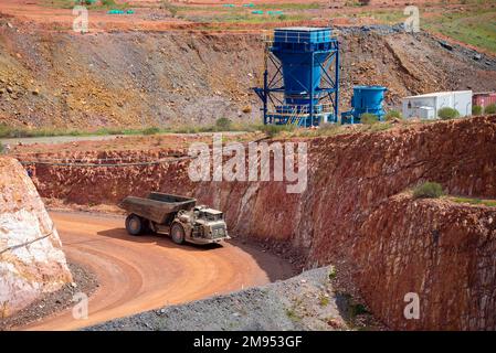 Un autocarro da trasporto unico scende nel pozzo aperto delle Peak Gold Mines, la miniera di New Cobar vicino alla città di Cobar nel nord-ovest del nuovo Galles del Sud Foto Stock