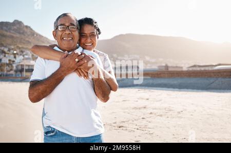 HES è sempre stato il mio uomo numero uno. una coppia matura che trascorre del tempo in spiaggia. Foto Stock