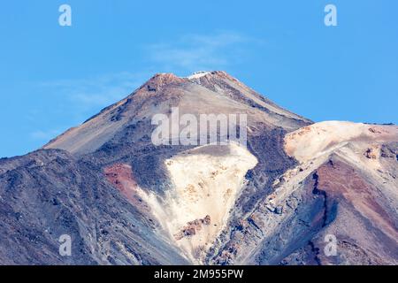 Il picco del vulcano Teide sull'isola di Tenerife, sulle isole Canarie, viaggia sulla montagna più alta della Spagna Foto Stock