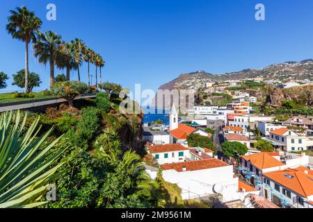 Vista sulla città di Camara de Lobos con viaggio in chiesa sull'isola di Madeira in Portogallo Foto Stock